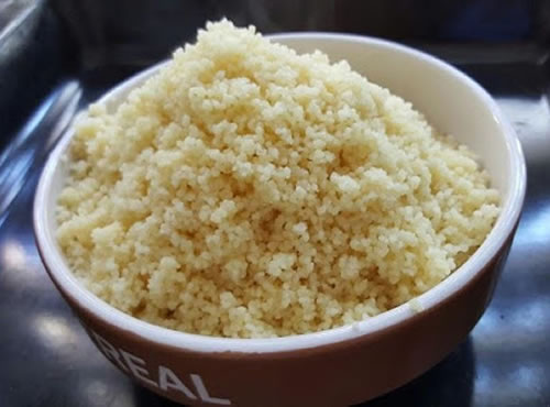 Cómo preparar la sémola de trigo, El trigo es un complemento muy adecuado para hacer ensaladas (como la tabulé) o para acompañar a otros platos.
